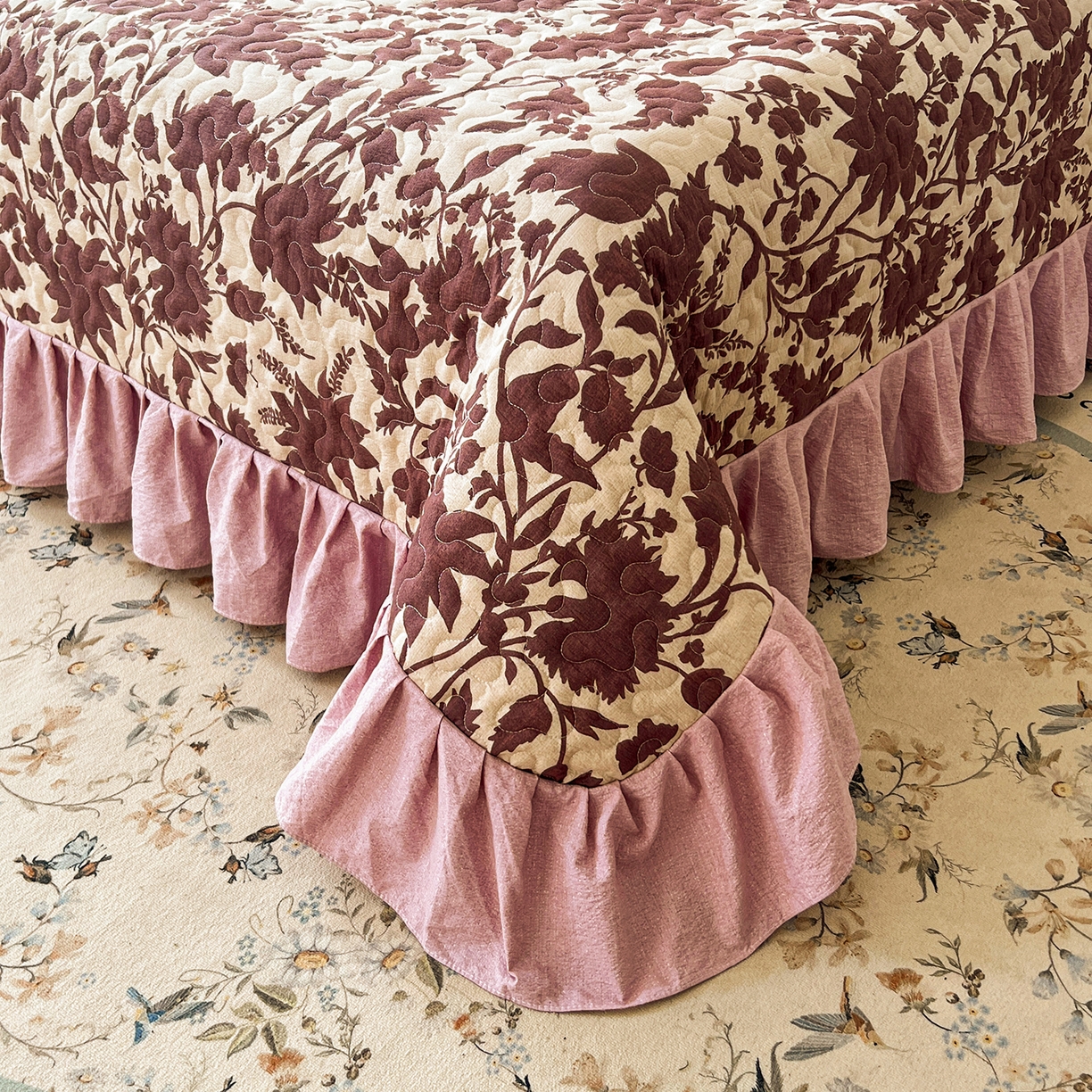 91家纺网 家纺一手货源 找家纺 笠裙家纺 2025新款a类加厚夹棉云感水洗棉床盖四件套 扶桑花-红