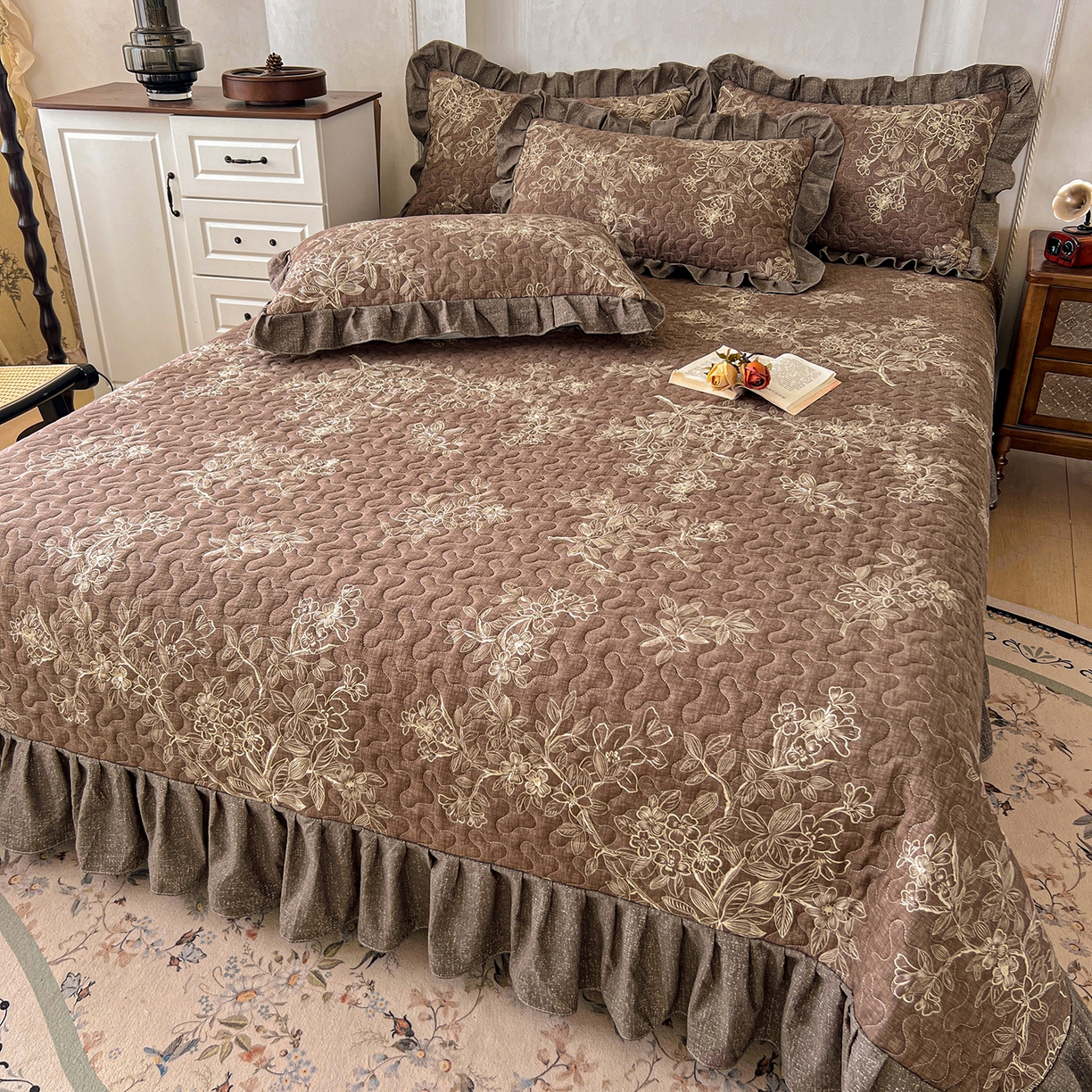 91家纺网 家纺一手货源 找家纺 笠裙家纺 2025新款a类加厚夹棉云感水洗棉床盖四件套 乌木花园