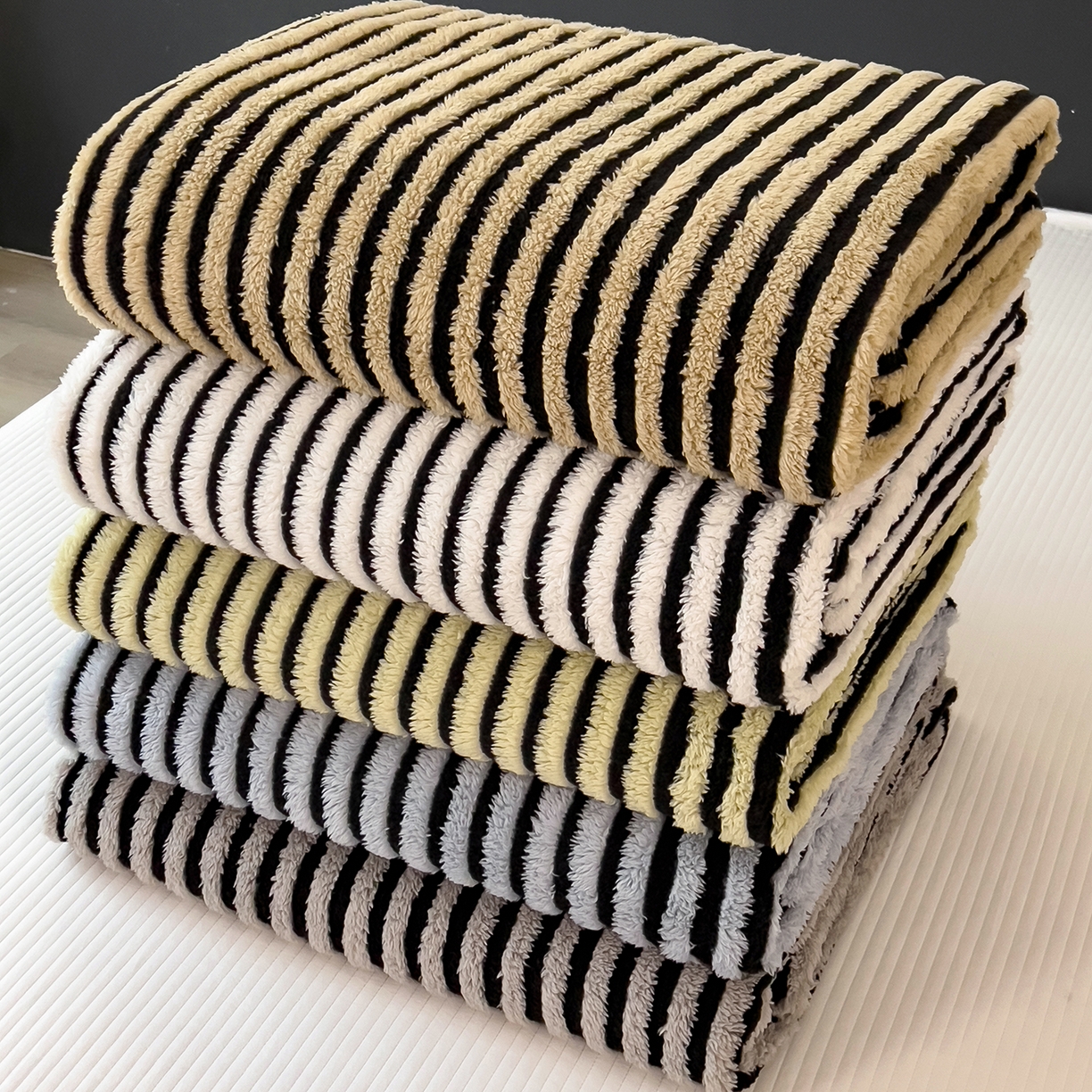 91家纺网 家纺一手货源 找家纺 （总）世纪绒品 2025新款A类牛奶绒提花极光系列毛毯盖毯毯子