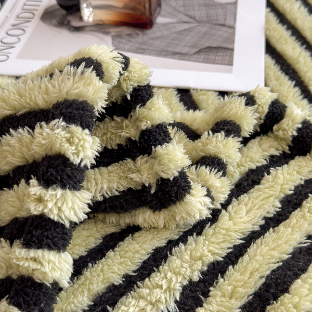 91家纺网 家纺一手货源 找家纺 世纪绒品 2025新款A类牛奶绒提花极光系列毛毯盖毯毯子 极光-黑绿条