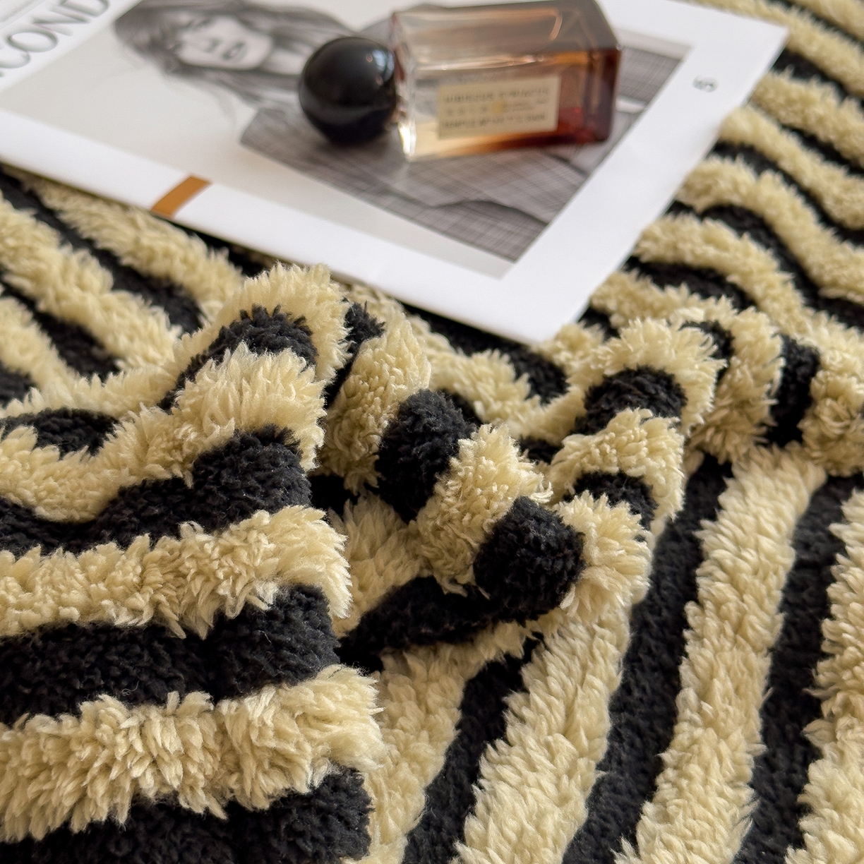 91家纺网 家纺一手货源 找家纺 世纪绒品 2025新款A类牛奶绒提花极光系列毛毯盖毯毯子 极光-黑咖条