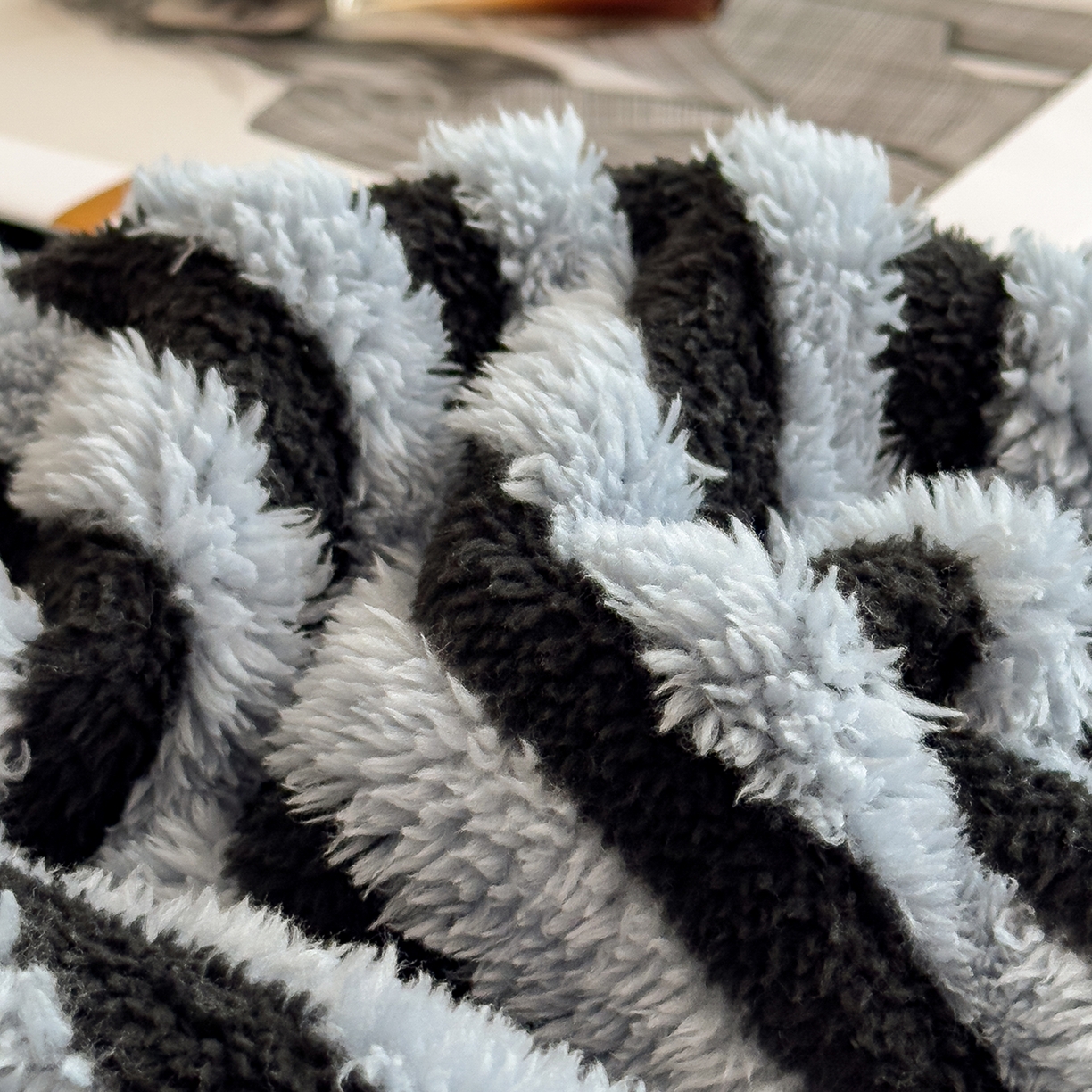 91家纺网 家纺一手货源 找家纺 世纪绒品 2025新款A类牛奶绒提花极光系列毛毯盖毯毯子 极光-黑蓝条