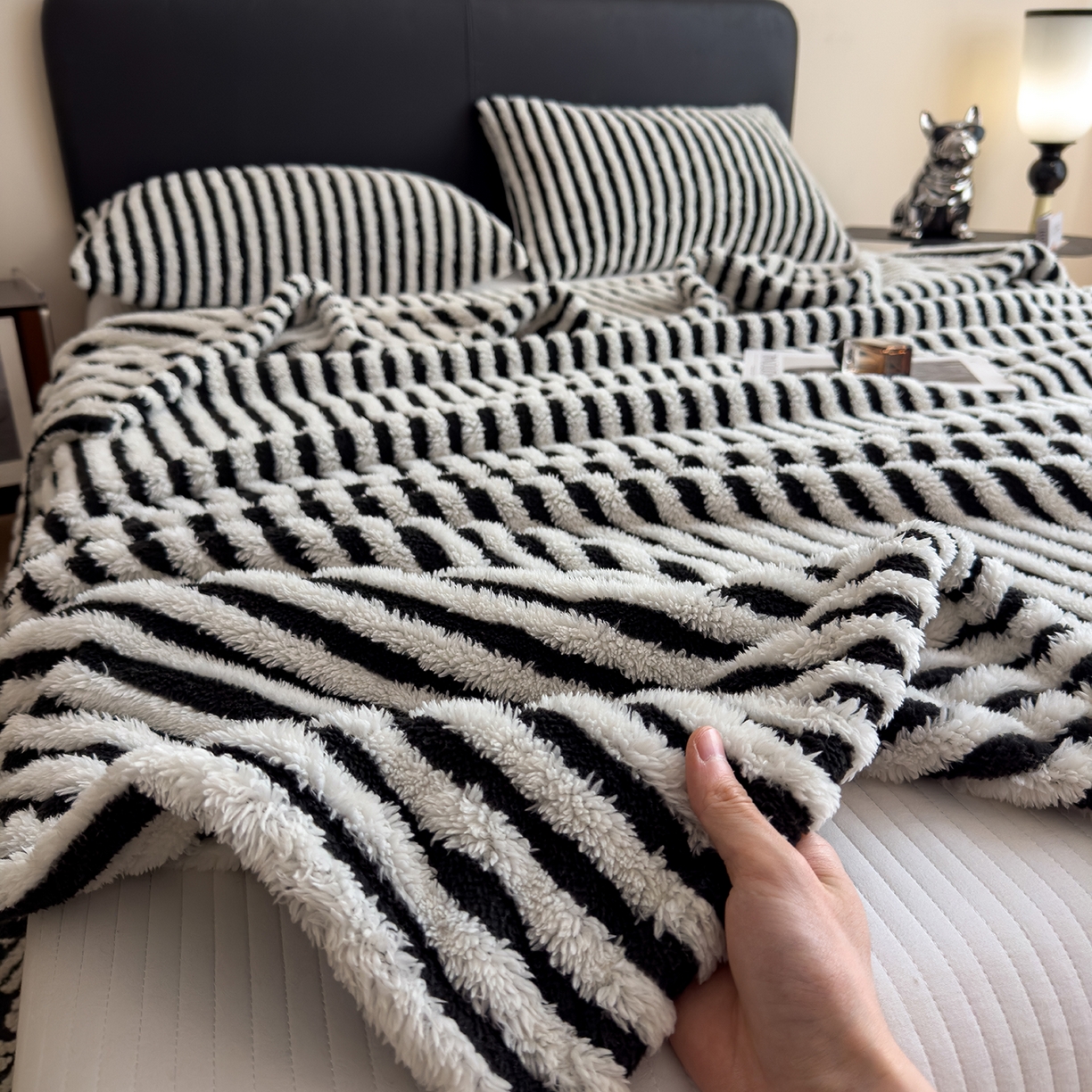 91家纺网 家纺一手货源 找家纺 世纪绒品 2025新款A类牛奶绒提花极光系列毛毯盖毯毯子 极光-黑白条