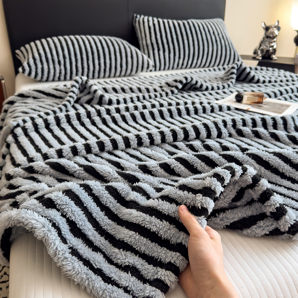 91家纺网 家纺一手货源 找家纺 世纪绒品 2025新款A类牛奶绒提花极光系列毛毯盖毯毯子 极光-黑蓝条