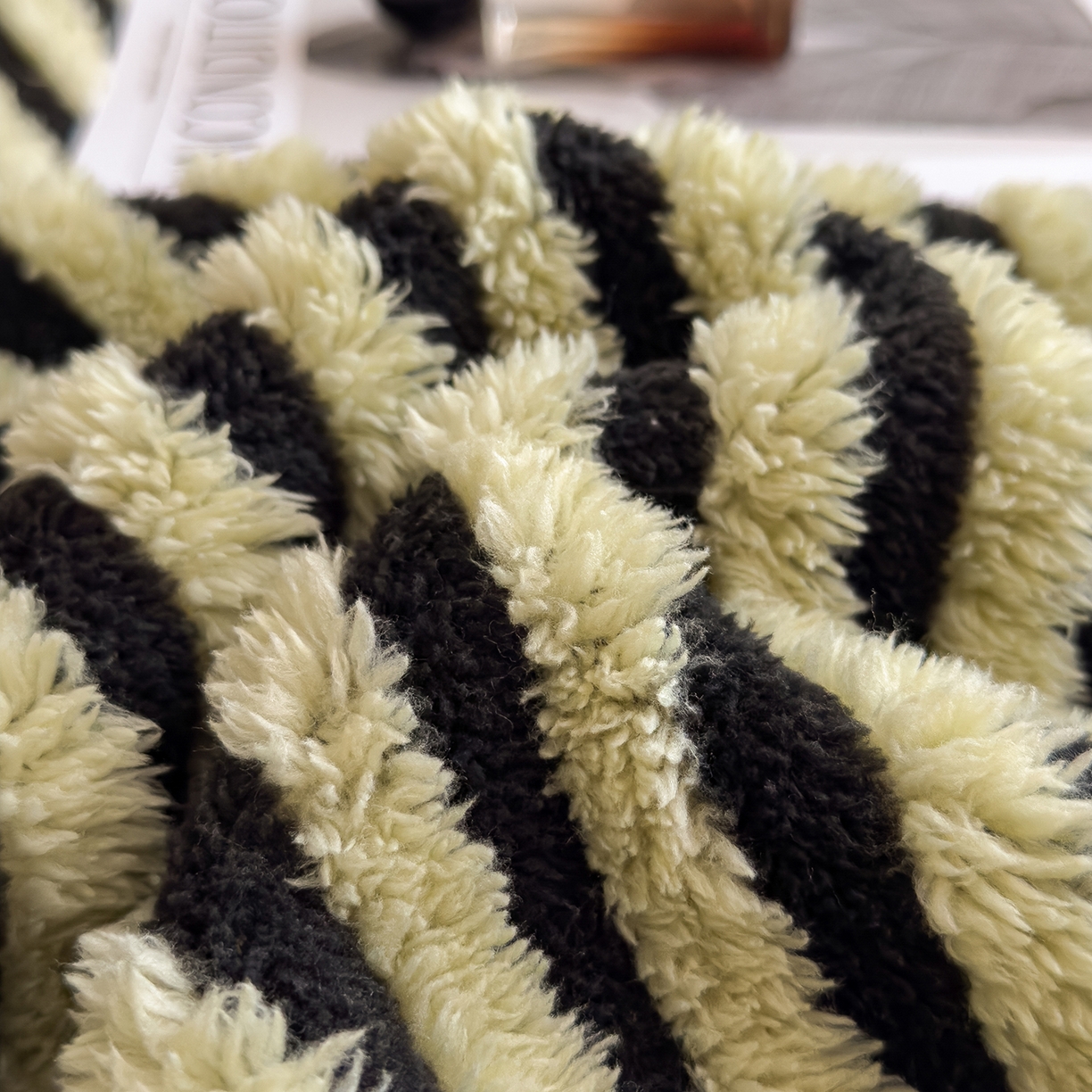 91家纺网 家纺一手货源 找家纺 世纪绒品 2025新款A类牛奶绒提花极光系列毛毯盖毯毯子 极光-黑绿条