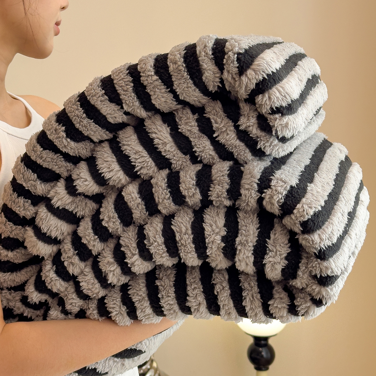 91家纺网 家纺一手货源 找家纺 世纪绒品 2025新款A类牛奶绒提花极光系列毛毯盖毯毯子 极光-黑灰条