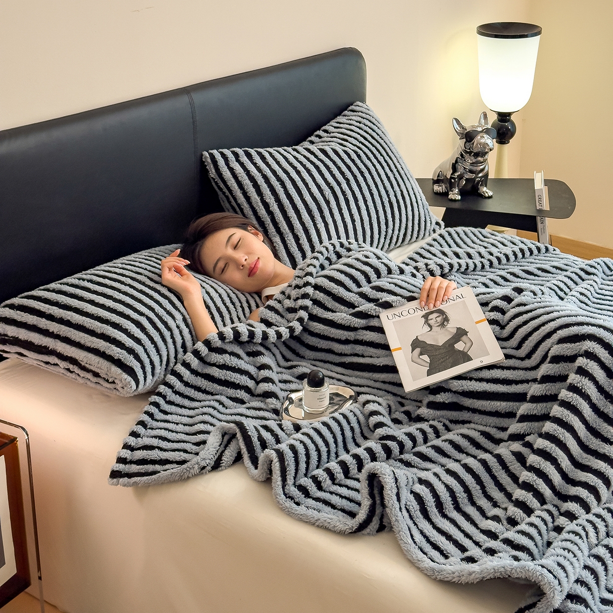 91家纺网 家纺一手货源 找家纺 世纪绒品 2025新款A类牛奶绒提花极光系列毛毯盖毯毯子 极光-黑蓝条