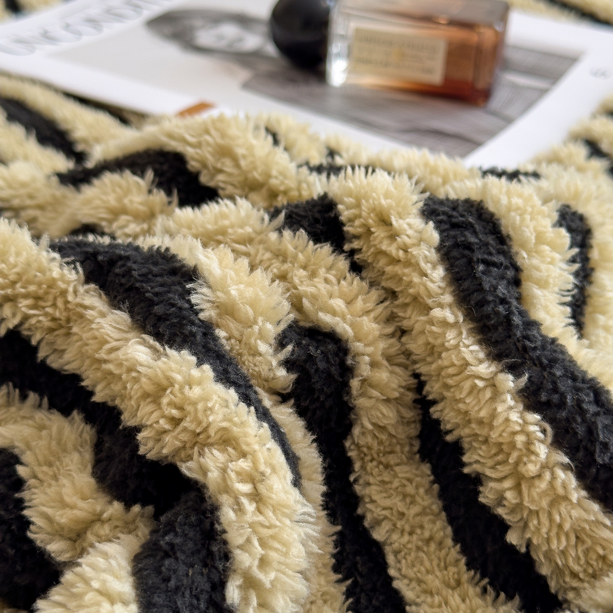 91家纺网 家纺一手货源 找家纺 世纪绒品 2025新款A类牛奶绒提花极光系列毛毯盖毯毯子 极光-黑咖条