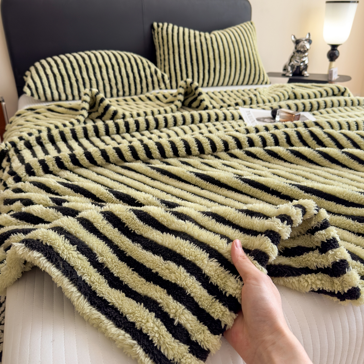 91家纺网 家纺一手货源 找家纺 世纪绒品 2025新款A类牛奶绒提花极光系列毛毯盖毯毯子 极光-黑绿条