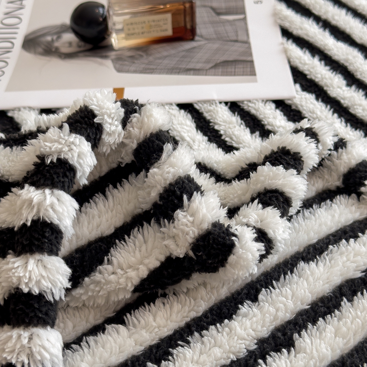 91家纺网 家纺一手货源 找家纺 世纪绒品 2025新款A类牛奶绒提花极光系列毛毯盖毯毯子 极光-黑白条