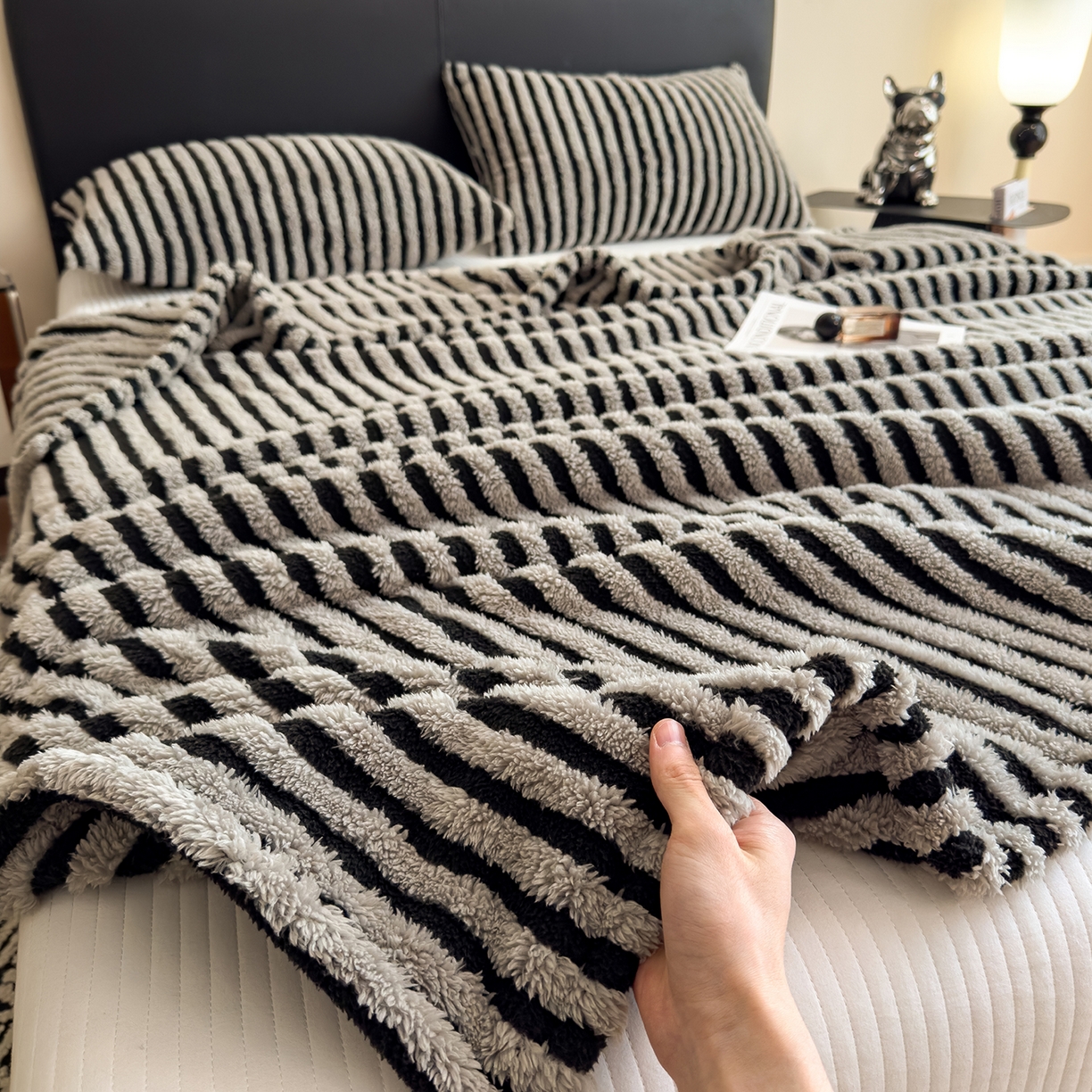 91家纺网 家纺一手货源 找家纺 世纪绒品 2025新款A类牛奶绒提花极光系列毛毯盖毯毯子 极光-黑灰条