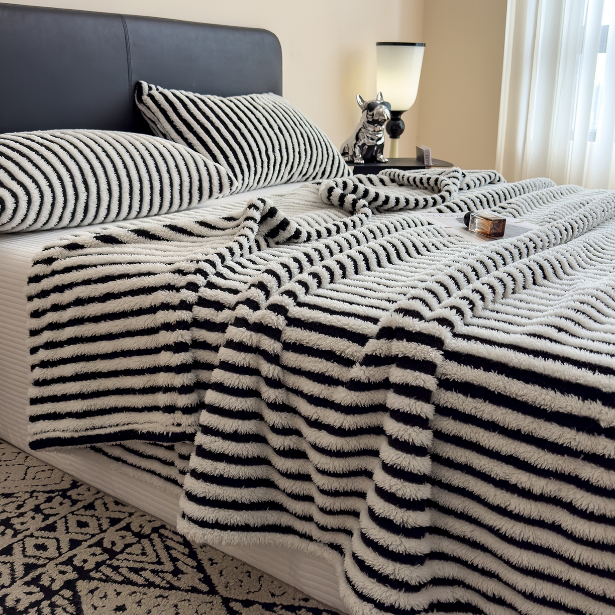 91家纺网 家纺一手货源 找家纺 世纪绒品 2025新款A类牛奶绒提花极光系列毛毯盖毯毯子 极光-黑白条