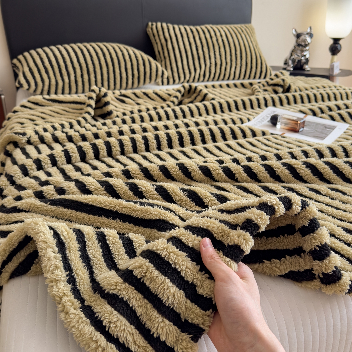 91家纺网 家纺一手货源 找家纺 世纪绒品 2025新款A类牛奶绒提花极光系列毛毯盖毯毯子 极光-黑咖条