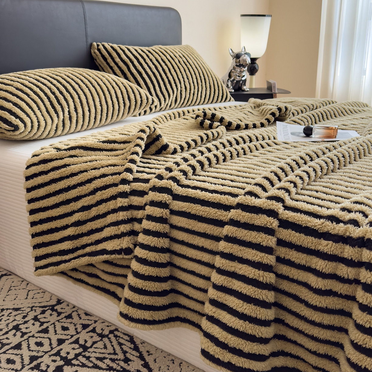 91家纺网 家纺一手货源 找家纺 世纪绒品 2025新款A类牛奶绒提花极光系列毛毯盖毯毯子 极光-黑咖条