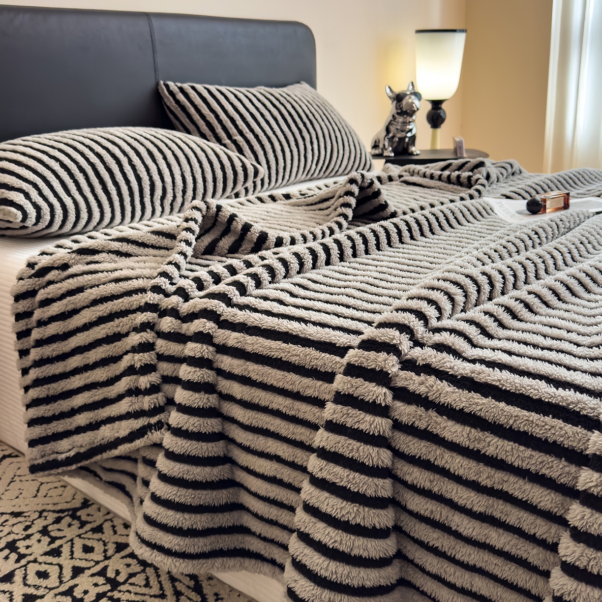 91家纺网 家纺一手货源 找家纺 世纪绒品 2025新款A类牛奶绒提花极光系列毛毯盖毯毯子 极光-黑灰条