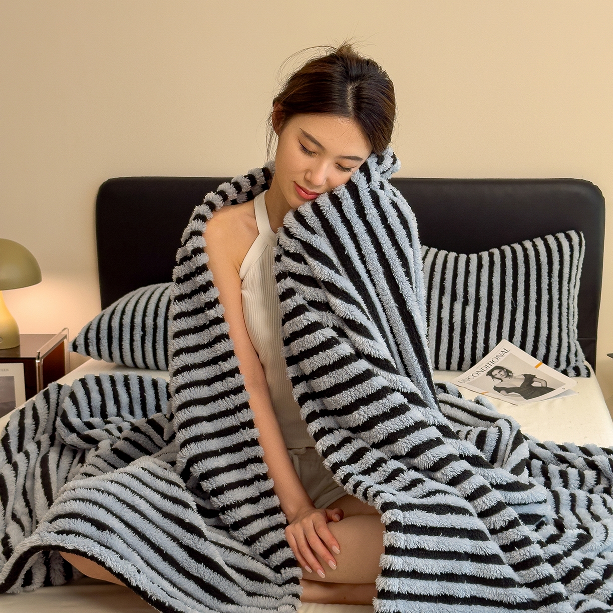 91家纺网 家纺一手货源 找家纺 世纪绒品 2025新款A类牛奶绒提花极光系列毛毯盖毯毯子 极光-黑蓝条