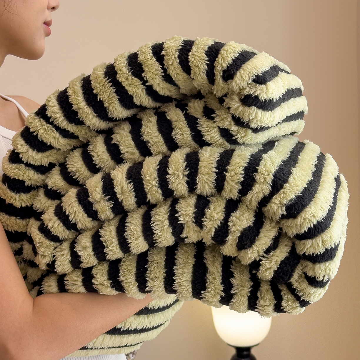 91家纺网 家纺一手货源 找家纺 世纪绒品 2025新款A类牛奶绒提花极光系列毛毯盖毯毯子 极光-黑绿条