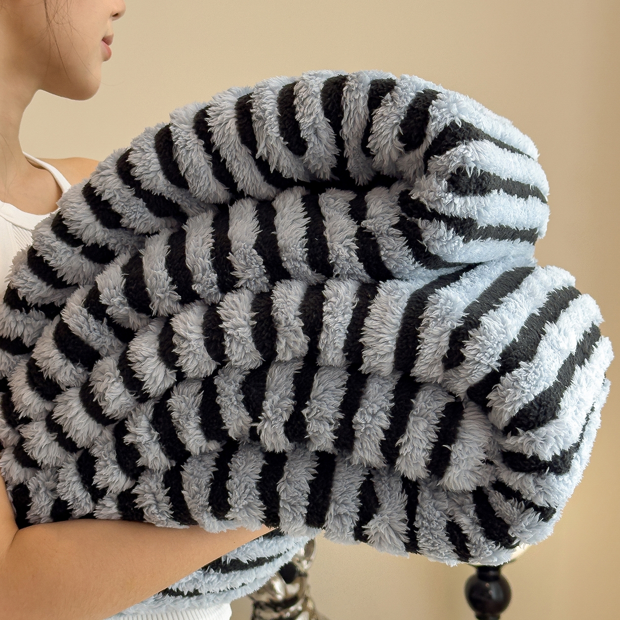 91家纺网 家纺一手货源 找家纺 世纪绒品 2025新款A类牛奶绒提花极光系列毛毯盖毯毯子 极光-黑蓝条