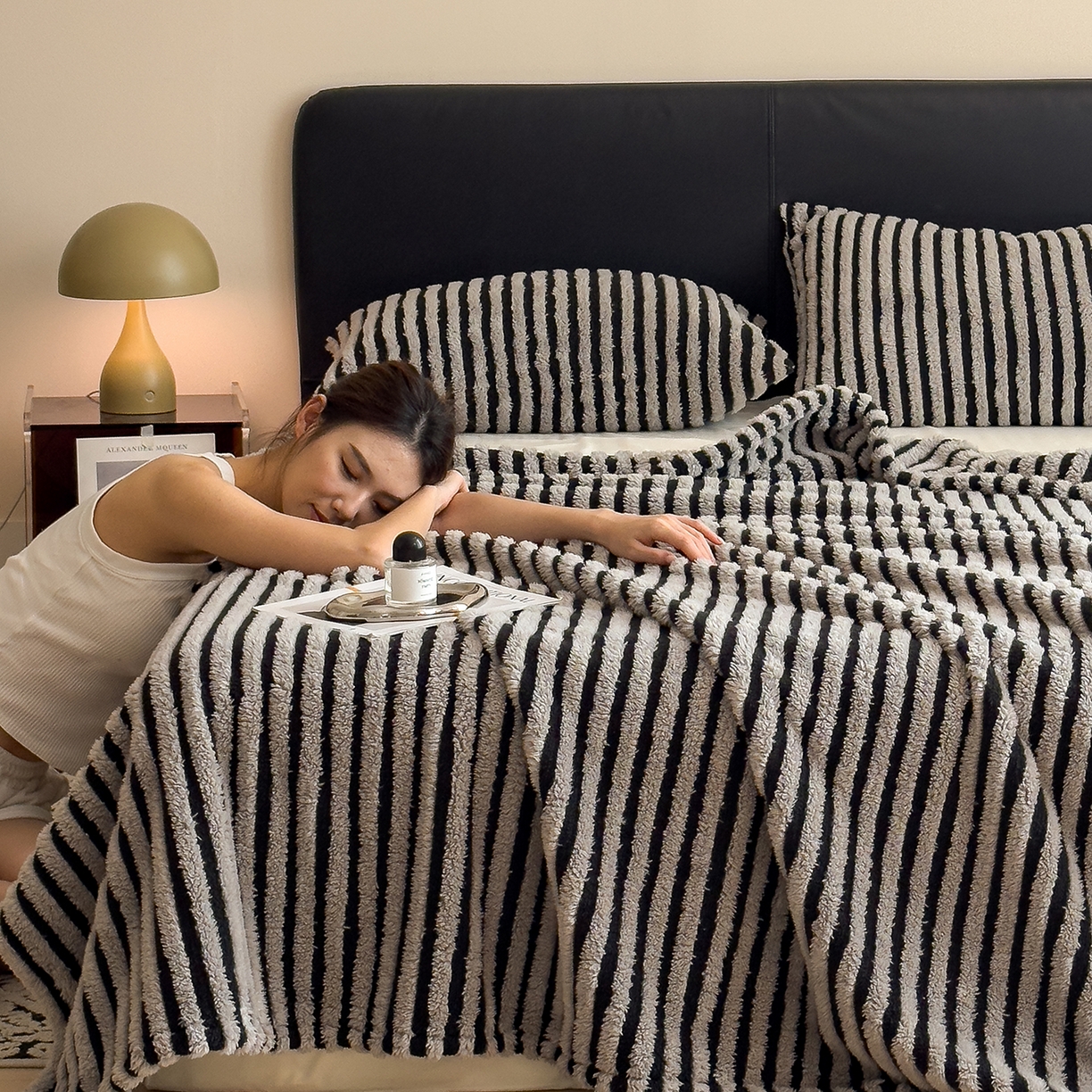 91家纺网 家纺一手货源 找家纺 世纪绒品 2025新款A类牛奶绒提花极光系列毛毯盖毯毯子 极光-黑灰条