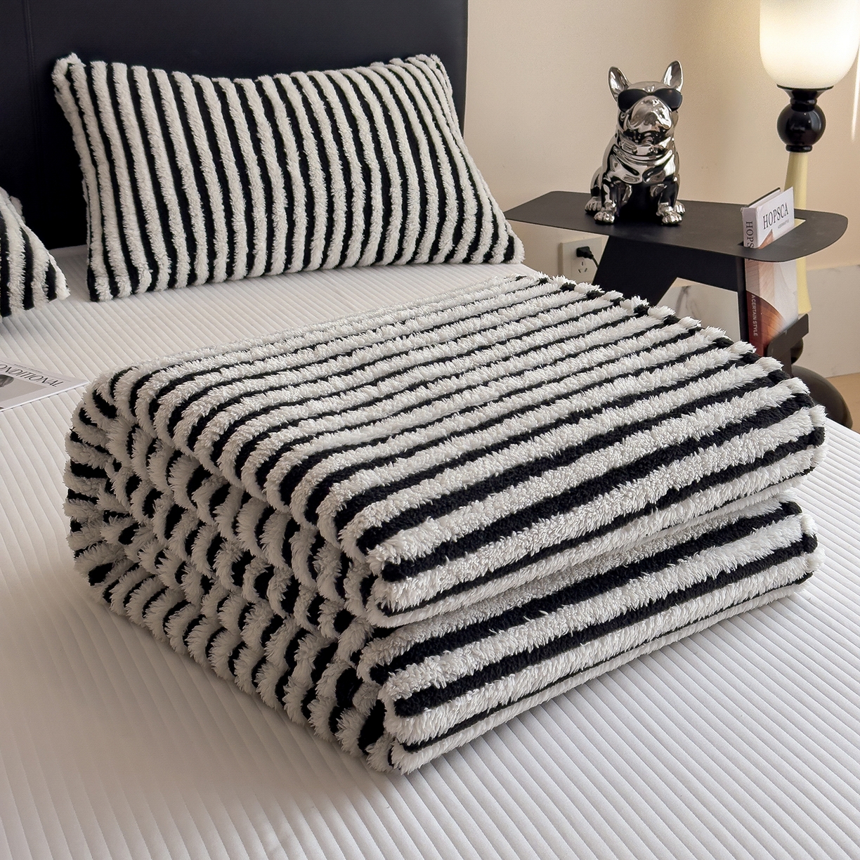 91家纺网 家纺一手货源 找家纺 世纪绒品 2025新款A类牛奶绒提花极光系列毛毯盖毯毯子 极光-黑白条