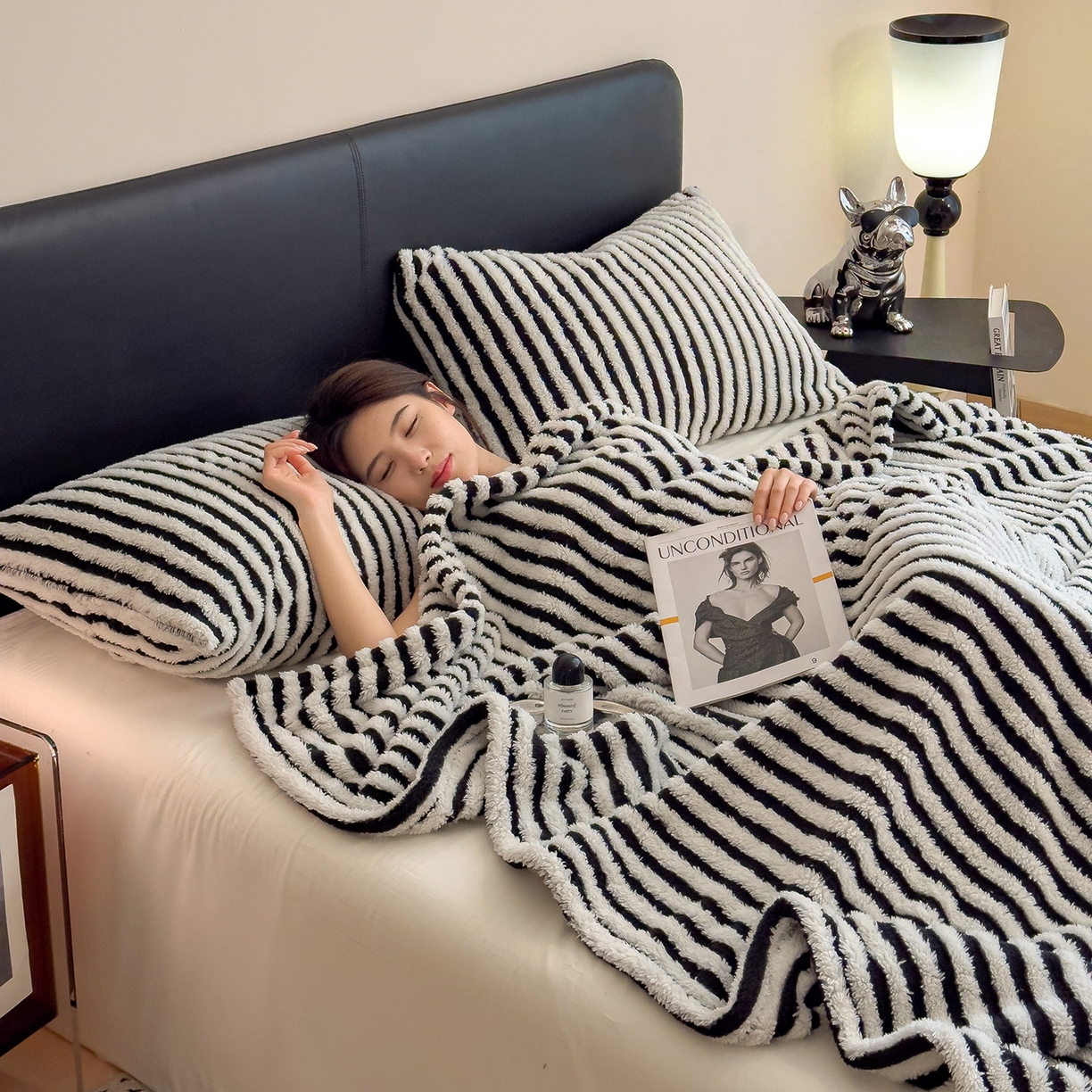 91家纺网 家纺一手货源 找家纺 世纪绒品 2025新款A类牛奶绒提花极光系列毛毯盖毯毯子 极光-黑白条