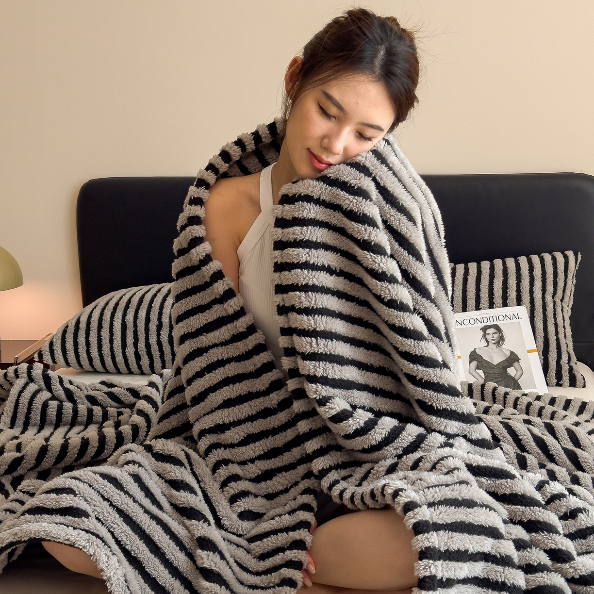 91家纺网 家纺一手货源 找家纺 世纪绒品 2025新款A类牛奶绒提花极光系列毛毯盖毯毯子 极光-黑灰条