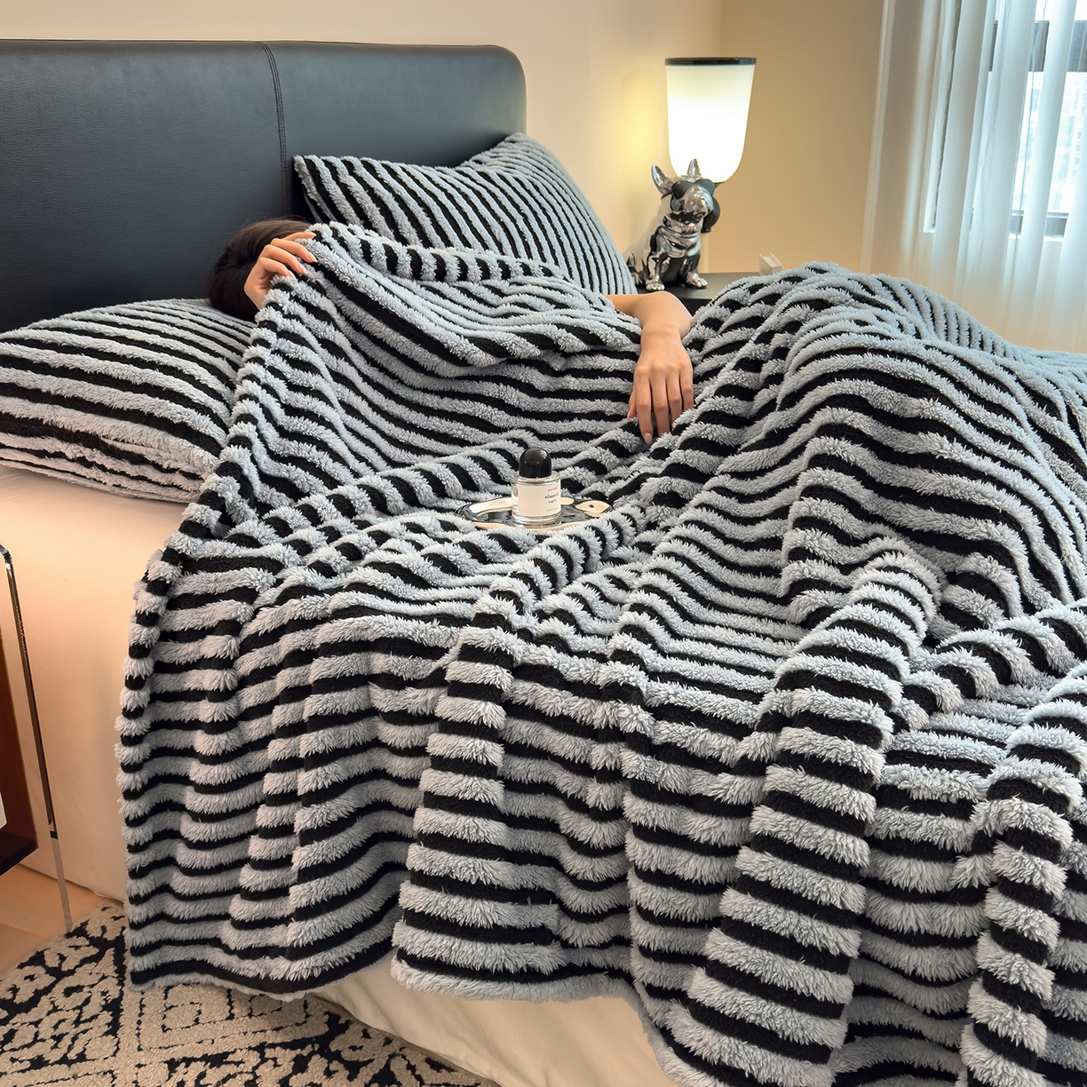 91家纺网 家纺一手货源 找家纺 世纪绒品 2025新款A类牛奶绒提花极光系列毛毯盖毯毯子 极光-黑蓝条