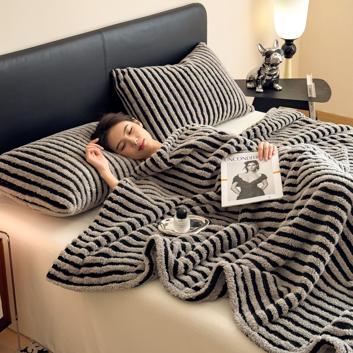 91家纺网 家纺一手货源 找家纺 世纪绒品 2025新款A类牛奶绒提花极光系列毛毯盖毯毯子 极光-黑灰条