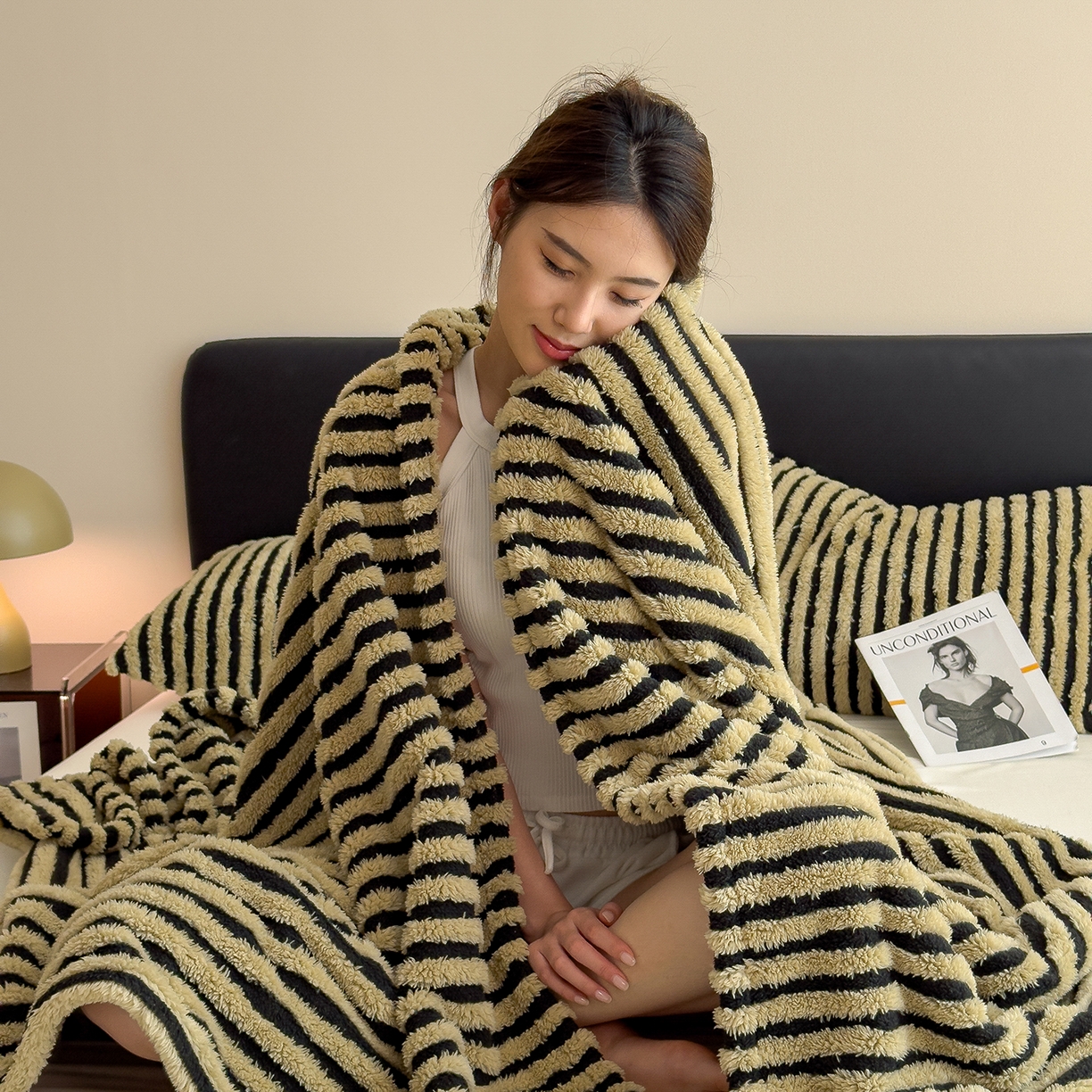 91家纺网 家纺一手货源 找家纺 世纪绒品 2025新款A类牛奶绒提花极光系列毛毯盖毯毯子 极光-黑咖条