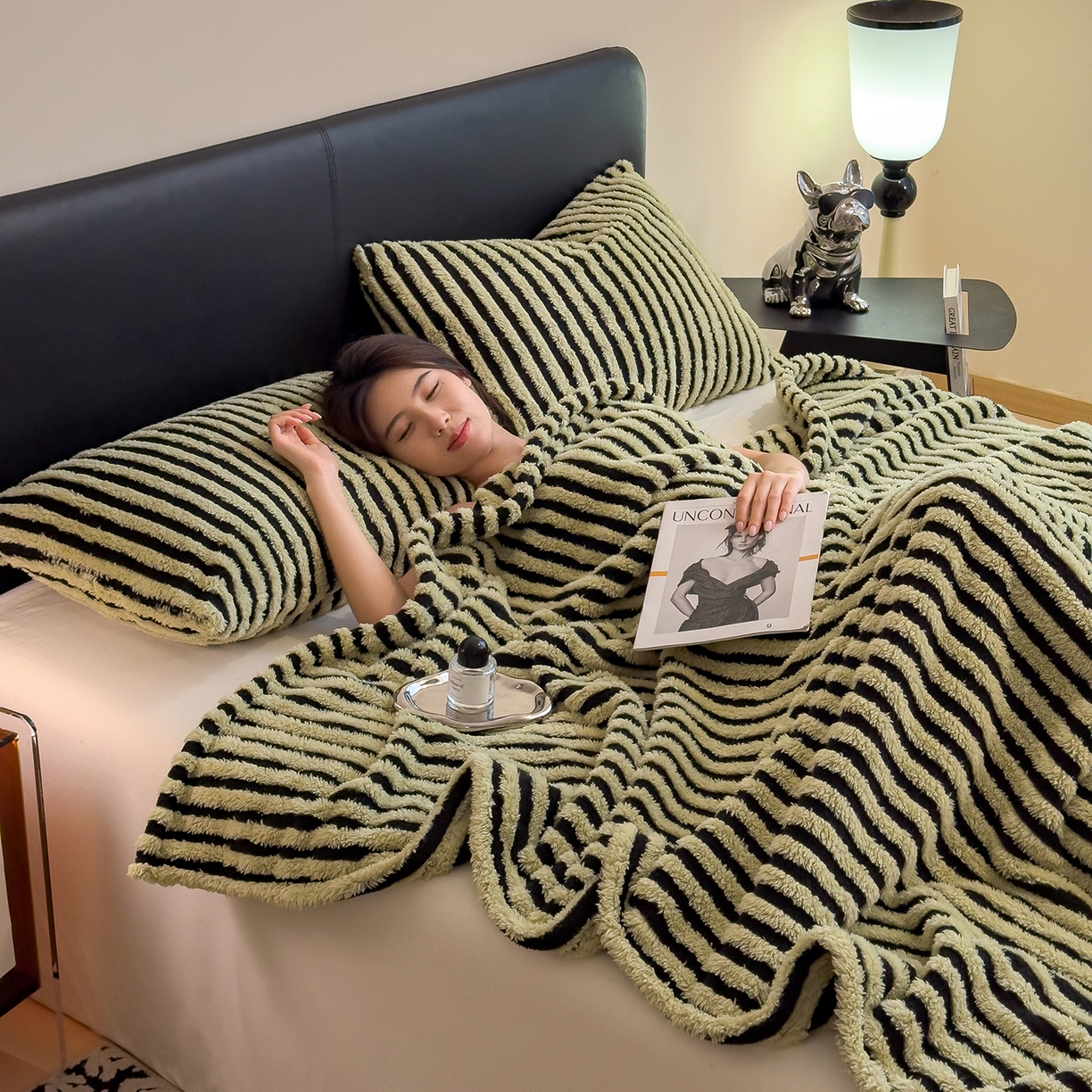 91家纺网 家纺一手货源 找家纺 世纪绒品 2025新款A类牛奶绒提花极光系列毛毯盖毯毯子 极光-黑绿条