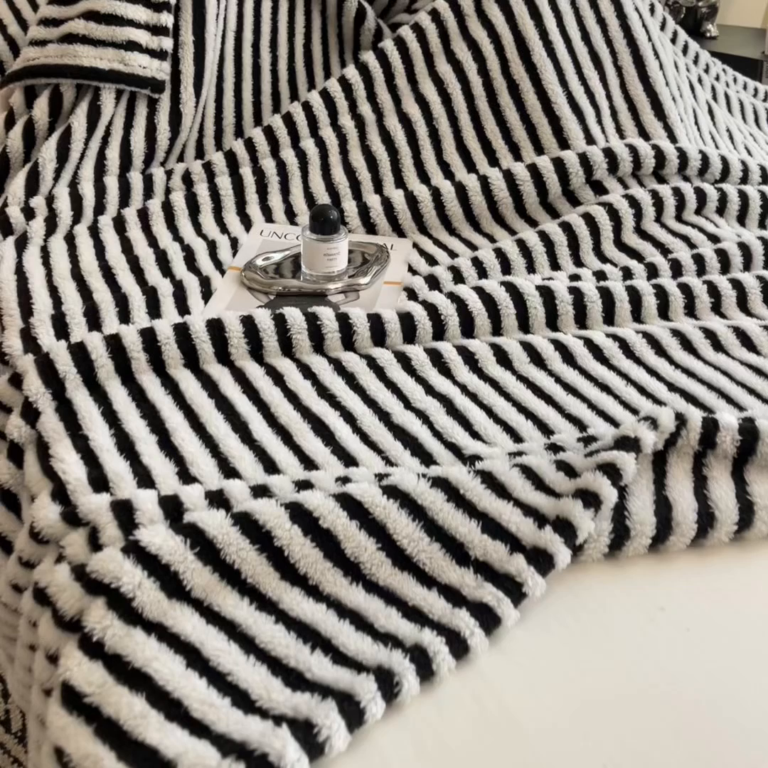 91家纺网 家纺一手货源 找家纺 世纪绒品 2025新款A类牛奶绒提花极光系列毛毯盖毯毯子 极光-黑白条