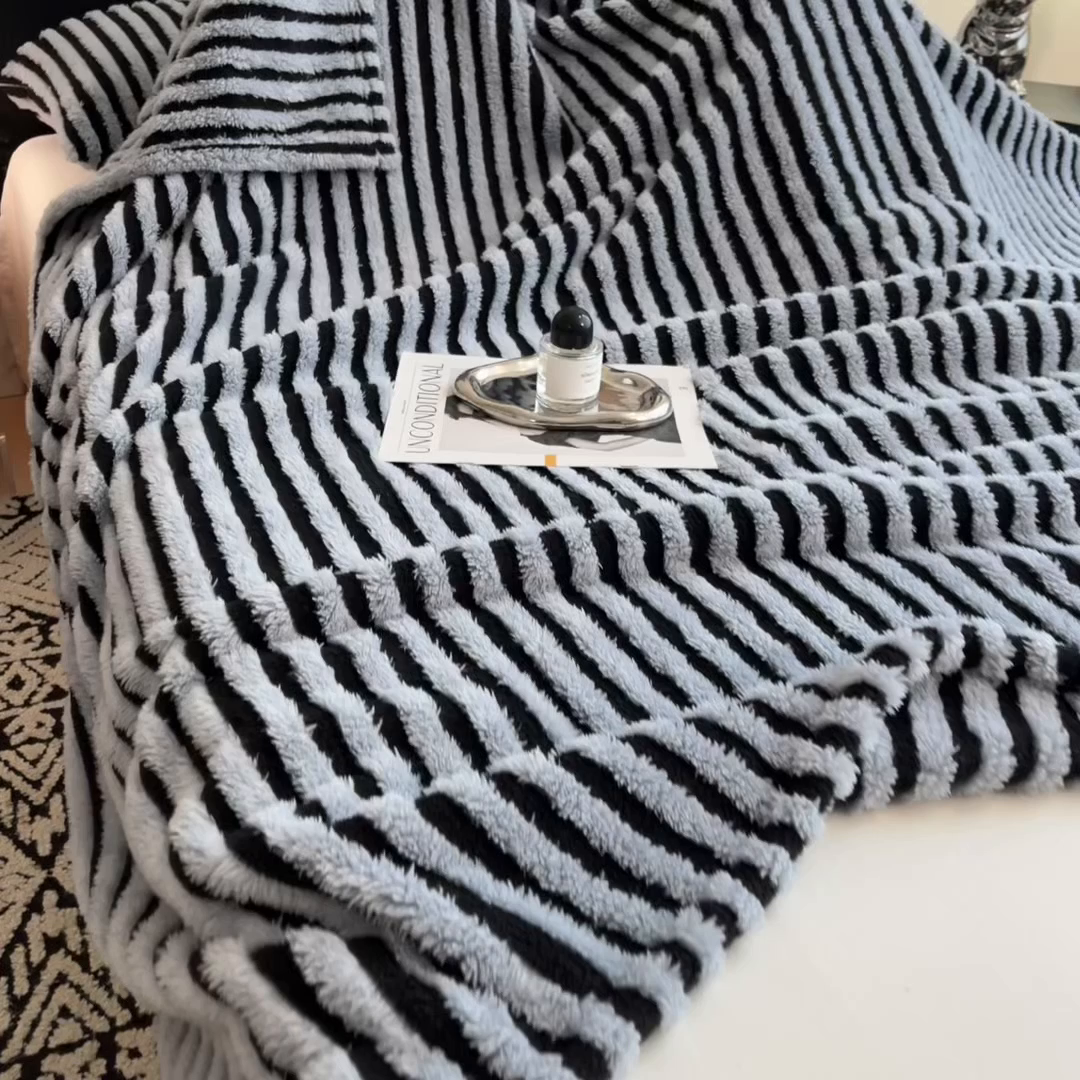 91家纺网 家纺一手货源 找家纺 世纪绒品 2025新款A类牛奶绒提花极光系列毛毯盖毯毯子 极光-黑蓝条