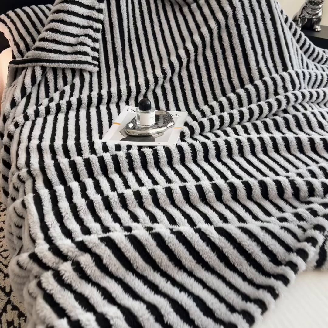 91家纺网 家纺一手货源 找家纺 世纪绒品 2025新款A类牛奶绒提花极光系列毛毯盖毯毯子 极光-黑灰条