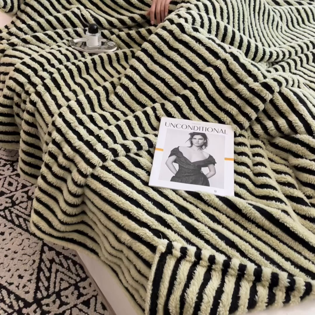 91家纺网 家纺一手货源 找家纺 世纪绒品 2025新款A类牛奶绒提花极光系列毛毯盖毯毯子 极光-黑绿条