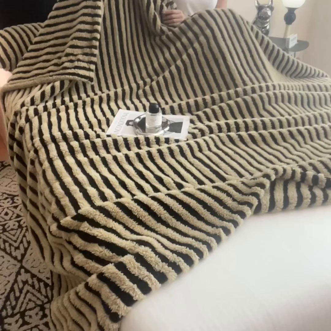 91家纺网 家纺一手货源 找家纺 世纪绒品 2025新款A类牛奶绒提花极光系列毛毯盖毯毯子 极光-黑咖条