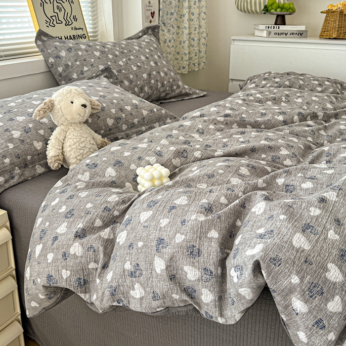 91家纺网 家纺一手货源 找家纺 一比一 2025新款古法水洗棉小布袋高克重云柔棉四件套 灰爱心