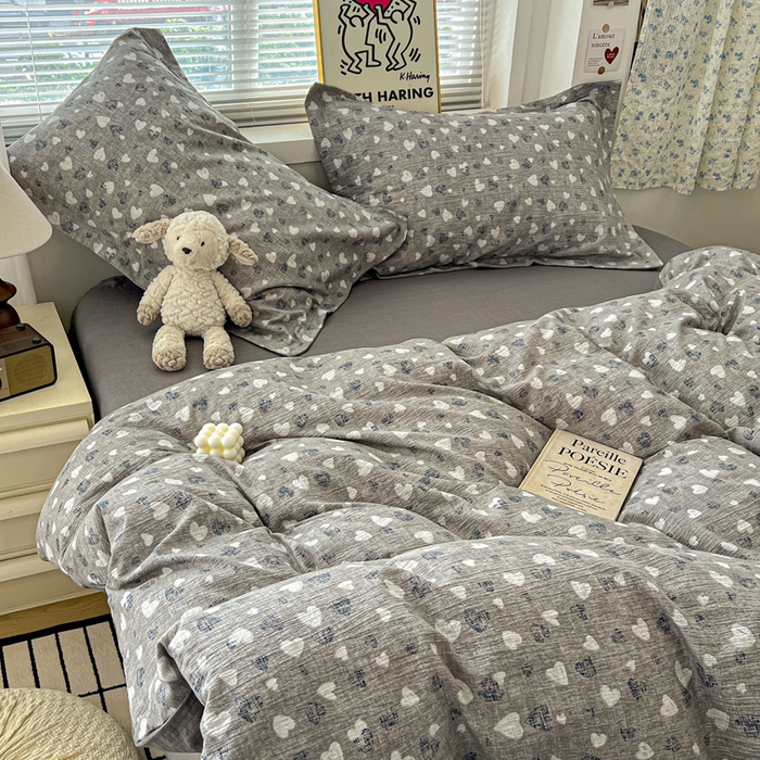 91家纺网 家纺一手货源 找家纺 一比一 2025新款古法水洗棉小布袋高克重云柔棉四件套 灰爱心