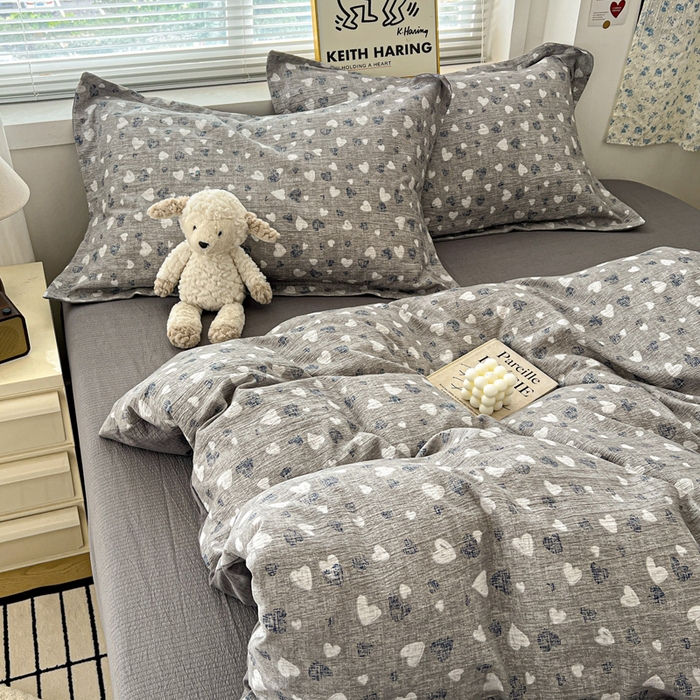 91家纺网 家纺一手货源 找家纺 一比一 2025新款古法水洗棉小布袋高克重云柔棉四件套 灰爱心