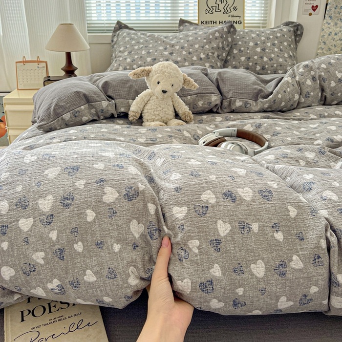 91家纺网 家纺一手货源 找家纺 一比一 2025新款古法水洗棉小布袋高克重云柔棉四件套 灰爱心