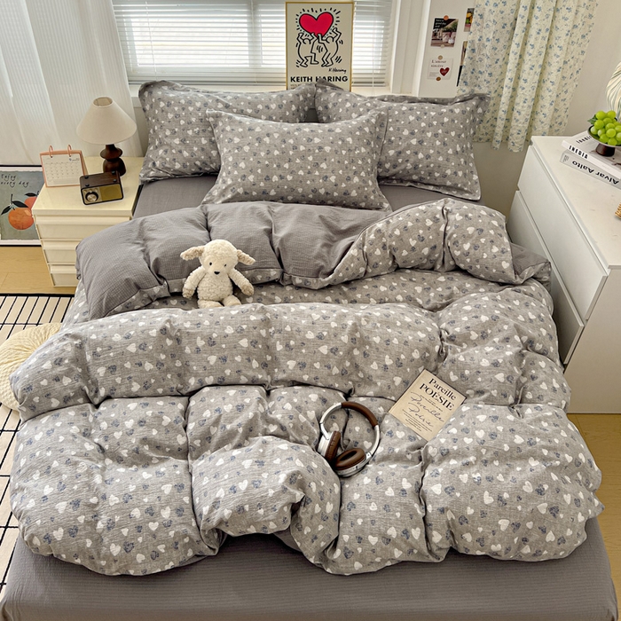 91家纺网 家纺一手货源 找家纺 一比一 2025新款古法水洗棉小布袋高克重云柔棉四件套 灰爱心