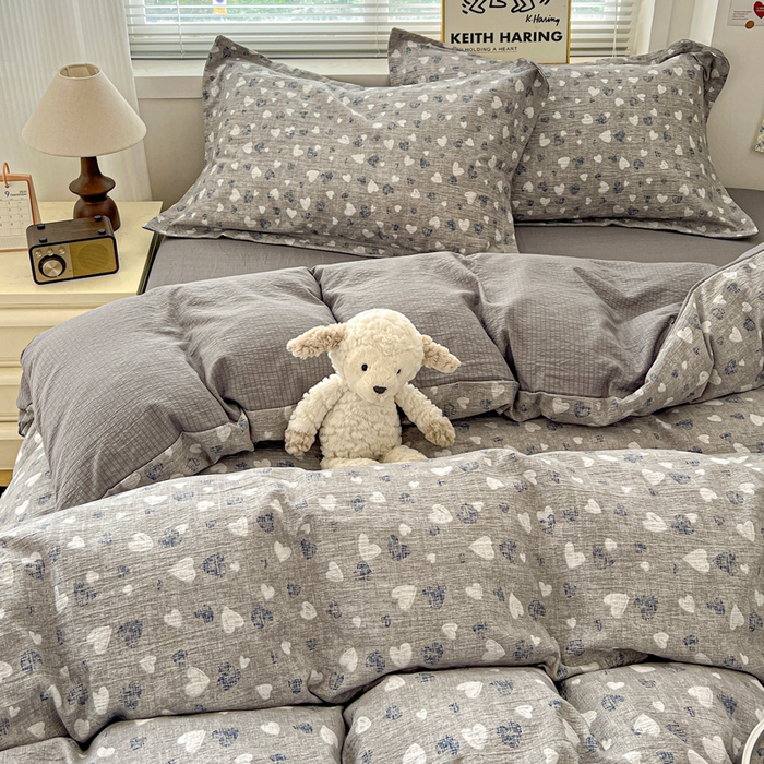 91家纺网 家纺一手货源 找家纺 一比一 2025新款古法水洗棉小布袋高克重云柔棉四件套 灰爱心