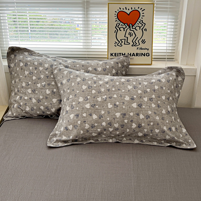 91家纺网 家纺一手货源 找家纺 一比一 2025新款古法水洗棉小布袋高克重云柔棉四件套 灰爱心