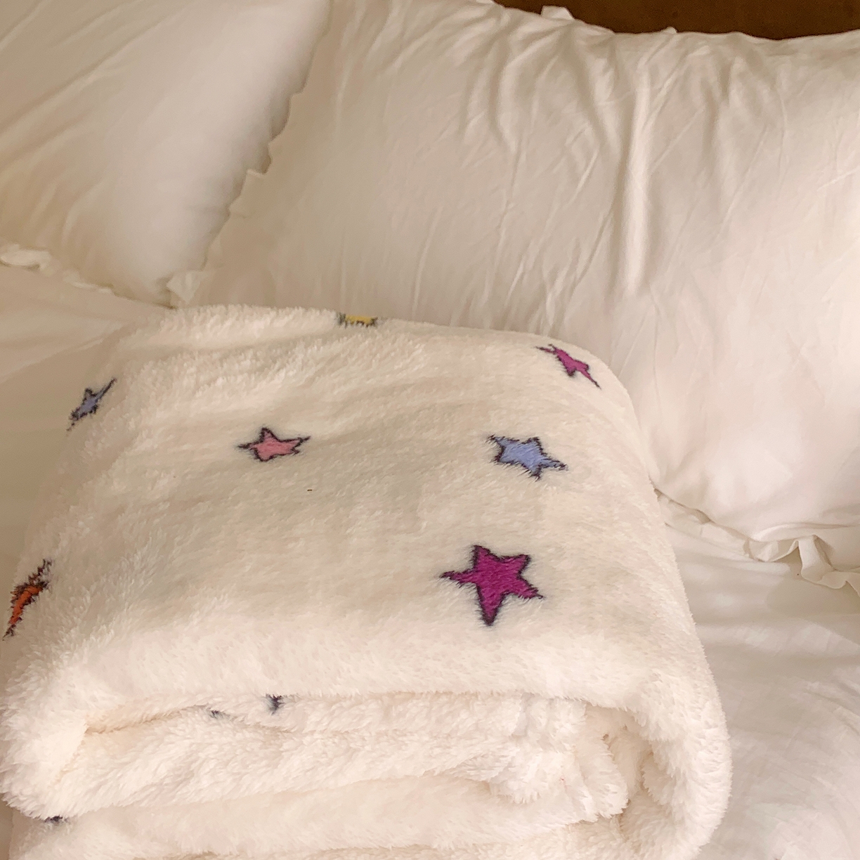 91家纺网 家纺一手货源 找家纺 桃喜 2025新款亲肤舒适摇粒绒毛毯 彩色星星