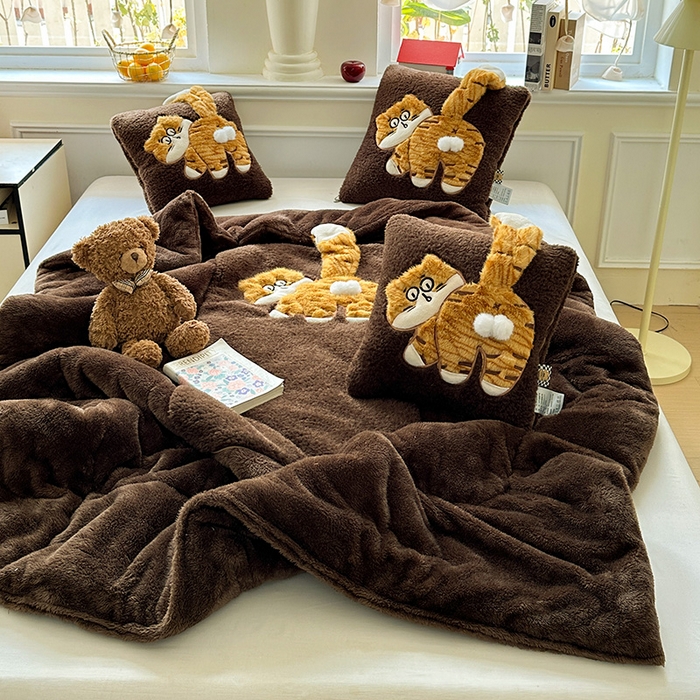 91家纺网 家纺一手货源 找家纺 古本家居 2025新款蛋蛋猫抱枕被 蛋蛋猫深咖