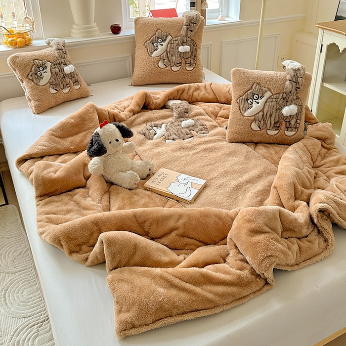 91家纺网 家纺一手货源 找家纺 古本家居 2025新款蛋蛋猫抱枕被 蛋蛋猫奶茶