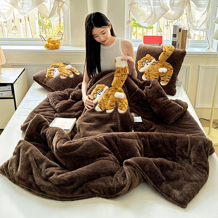 91家纺网 家纺一手货源 找家纺 古本家居 2025新款蛋蛋猫抱枕被 蛋蛋猫深咖