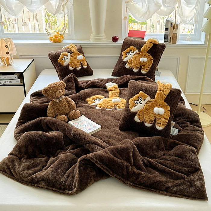 91家纺网 家纺一手货源 找家纺 古本家居 2025新款蛋蛋猫抱枕被 蛋蛋猫深咖