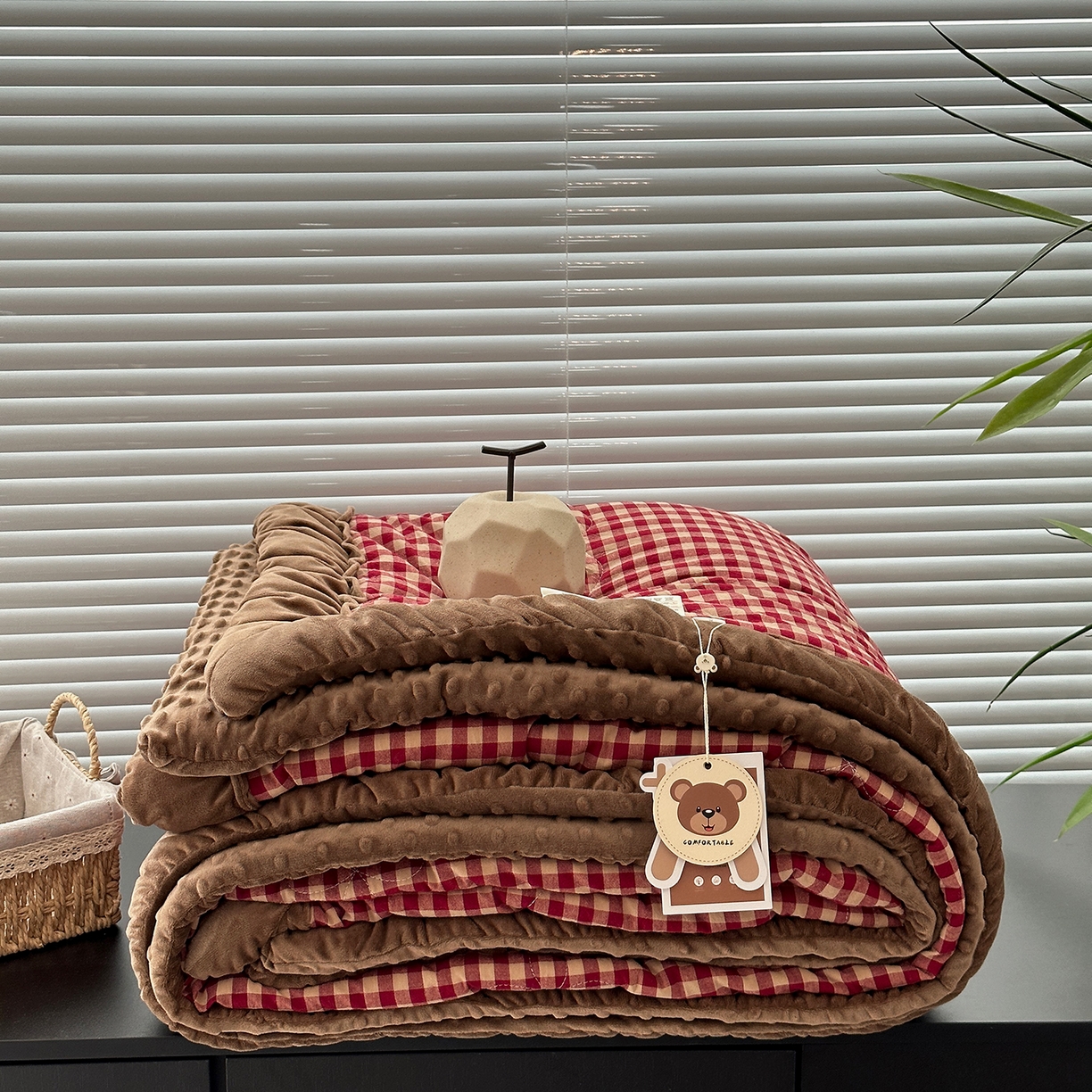 91家纺网 家纺一手货源 找家纺 佰织鑫家居 2025新款全棉纯棉色织水洗棉豆豆春秋被被子被芯 小格红