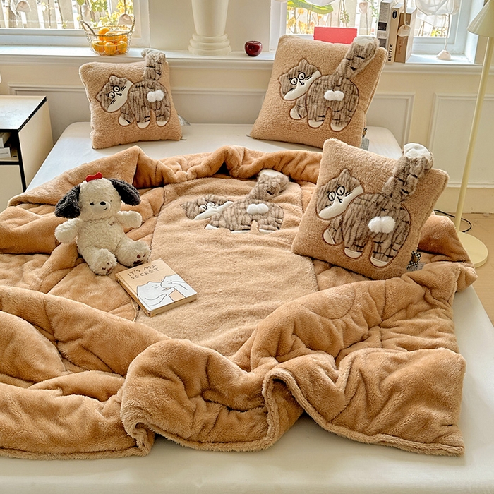 91家纺网 家纺一手货源 找家纺 古本家居 2025新款蛋蛋猫抱枕被 蛋蛋猫奶茶