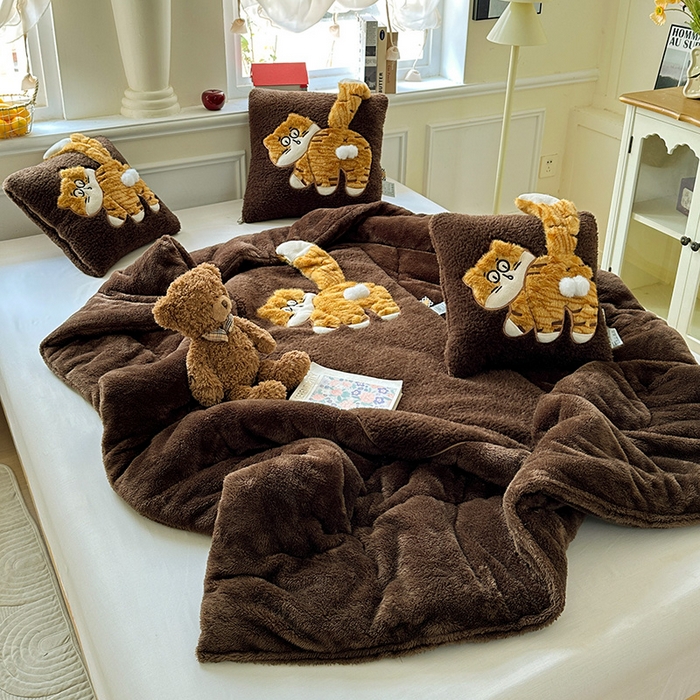 91家纺网 家纺一手货源 找家纺 古本家居 2025新款蛋蛋猫抱枕被 蛋蛋猫深咖